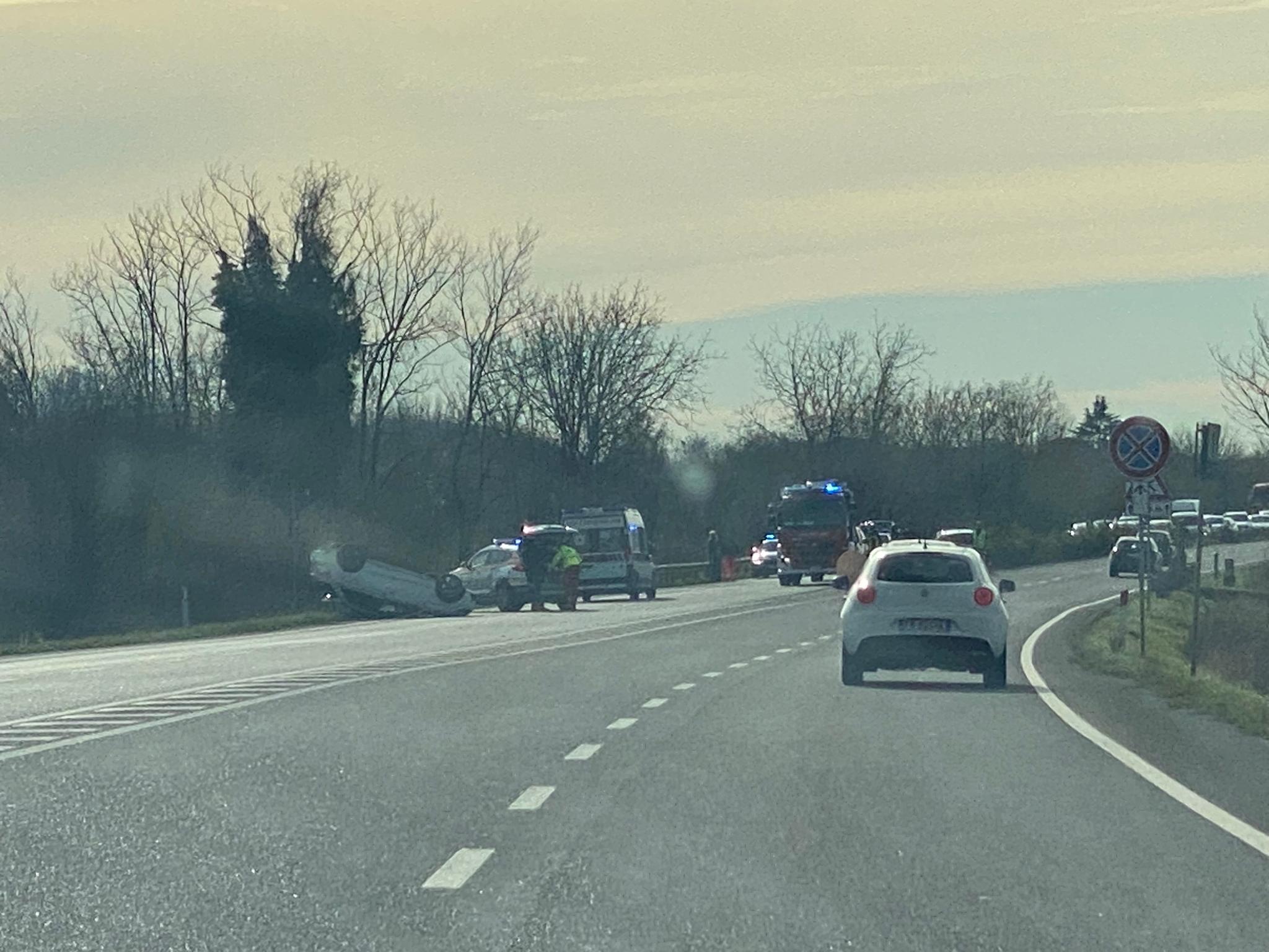 Auto ribaltata sulla strada dell'aeroporto, traffico bloccato a Ronchi 